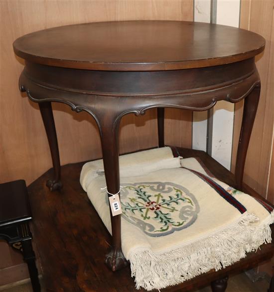 A 1920s circular mahogany centre table, on ball and claw feet Diameter 98cm